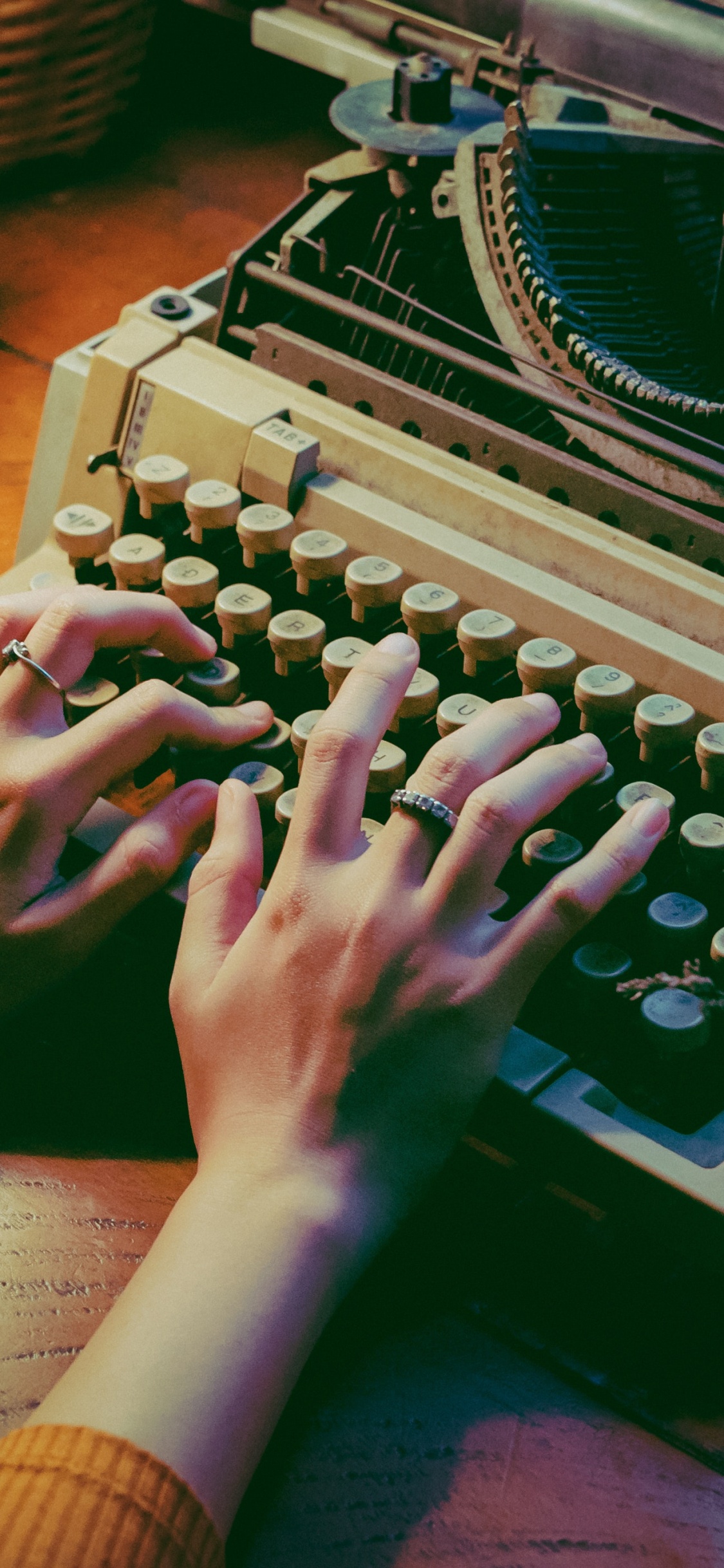 Обои оргтехника, электронный инструмент, рука, ноготь, электроника в разрешении 1125x2436