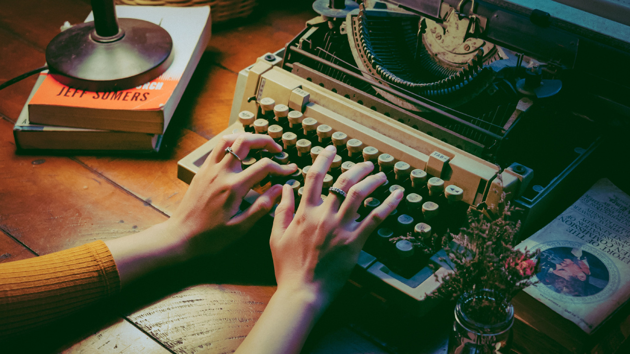 Обои оргтехника, электронный инструмент, рука, ноготь, электроника в разрешении 1280x720