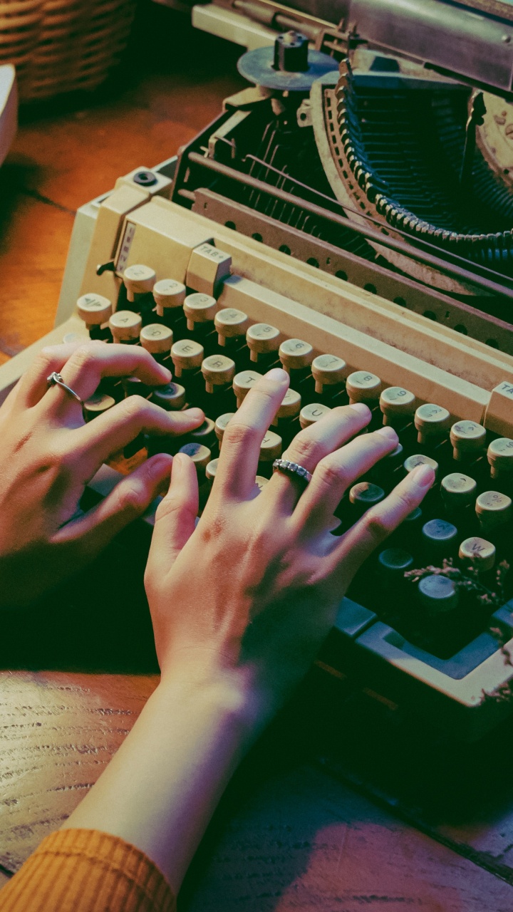 Обои оргтехника, электронный инструмент, рука, ноготь, электроника в разрешении 720x1280