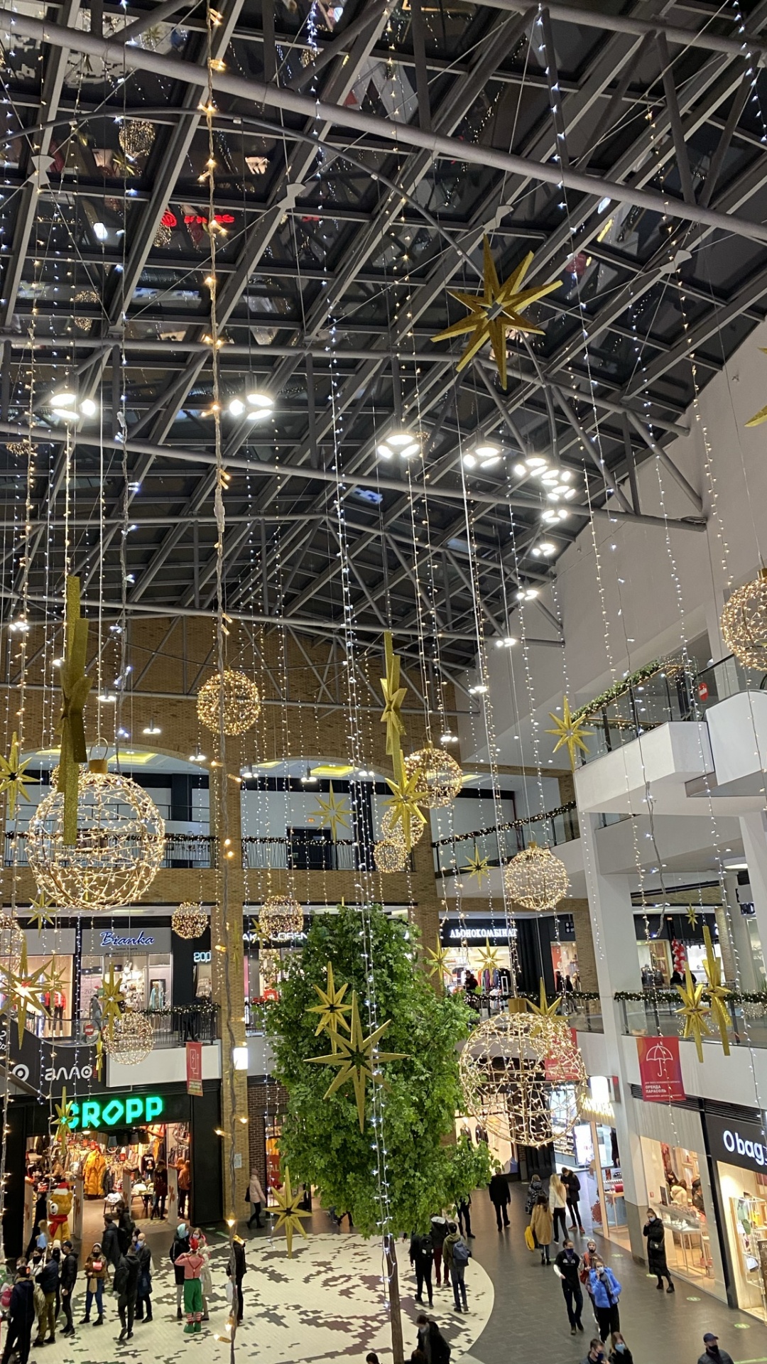 Обои торговый центр, толпа, освещение, архитектура, ночь в разрешении 1080x1920