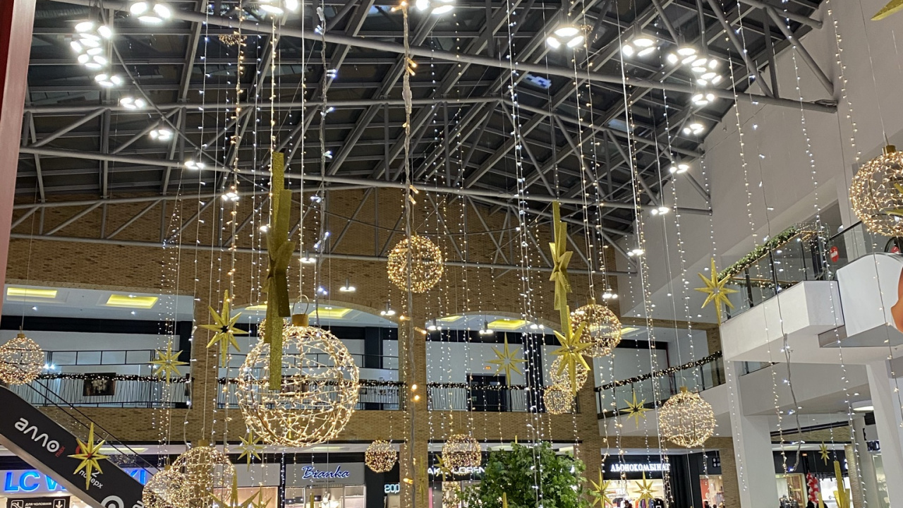 Обои торговый центр, толпа, освещение, архитектура, ночь в разрешении 1280x720