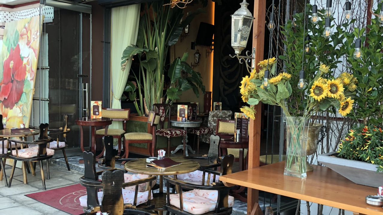 Обои таблица, мебель, цветочный горшок, комнатное растение, ресторан в разрешении 1280x720