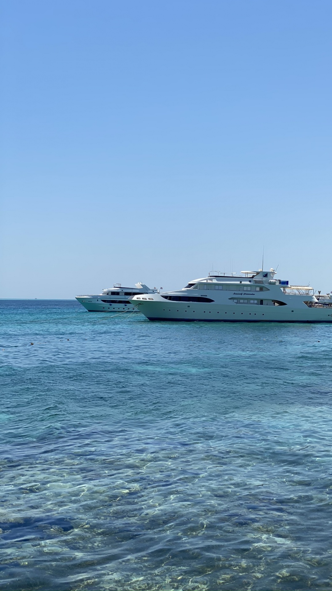 Обои море, вода, судно, водный путь, горизонт в разрешении 1080x1920