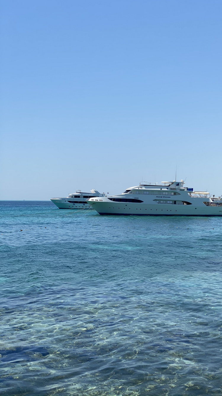 Обои море, вода, судно, водный путь, горизонт в разрешении 750x1334