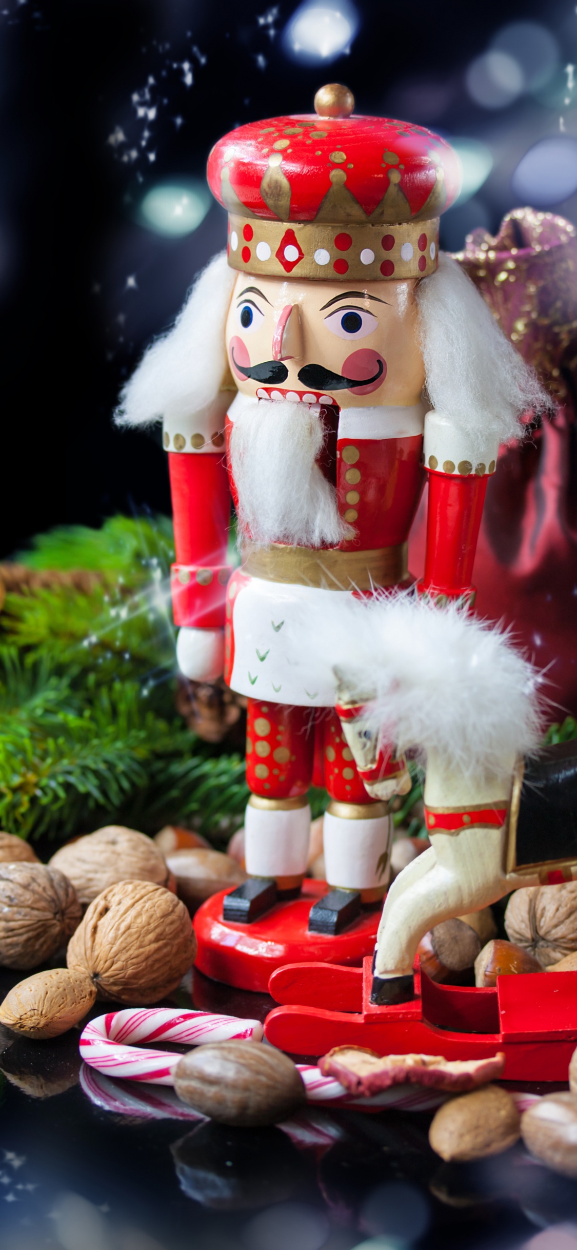 Обои Рождественский день, Щелкунчик, праздник, Рождество, Рождественские украшения в разрешении 1125x2436