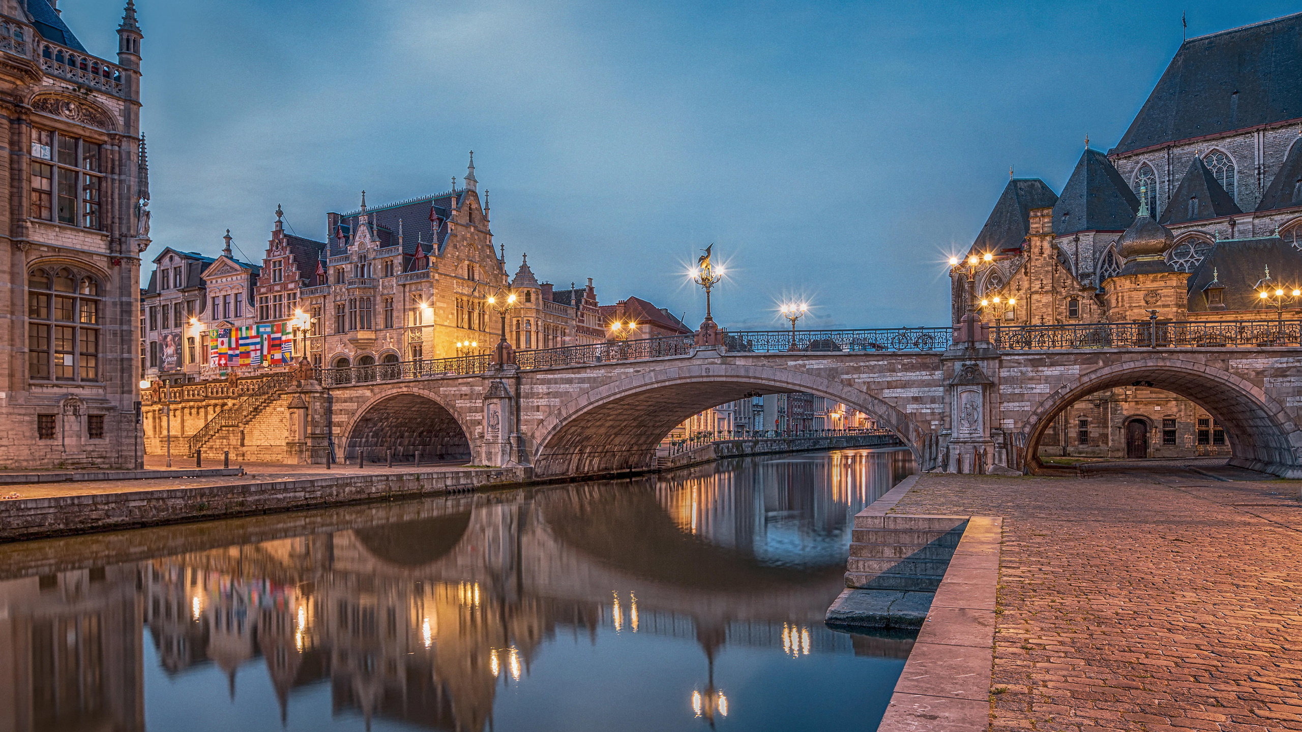 Обои отражение, ориентир, водный путь, город, городок в разрешении 2560x1440