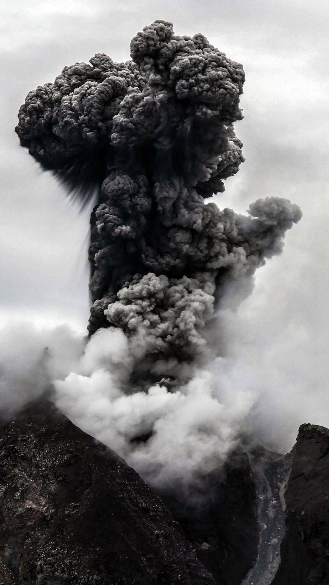 Обои Синабунг, вулкан, вулканический пепел, типы вулканических извержений, вулканического рельефа в разрешении 1080x1920