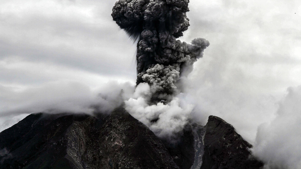Обои Синабунг, вулкан, вулканический пепел, типы вулканических извержений, вулканического рельефа в разрешении 1280x720