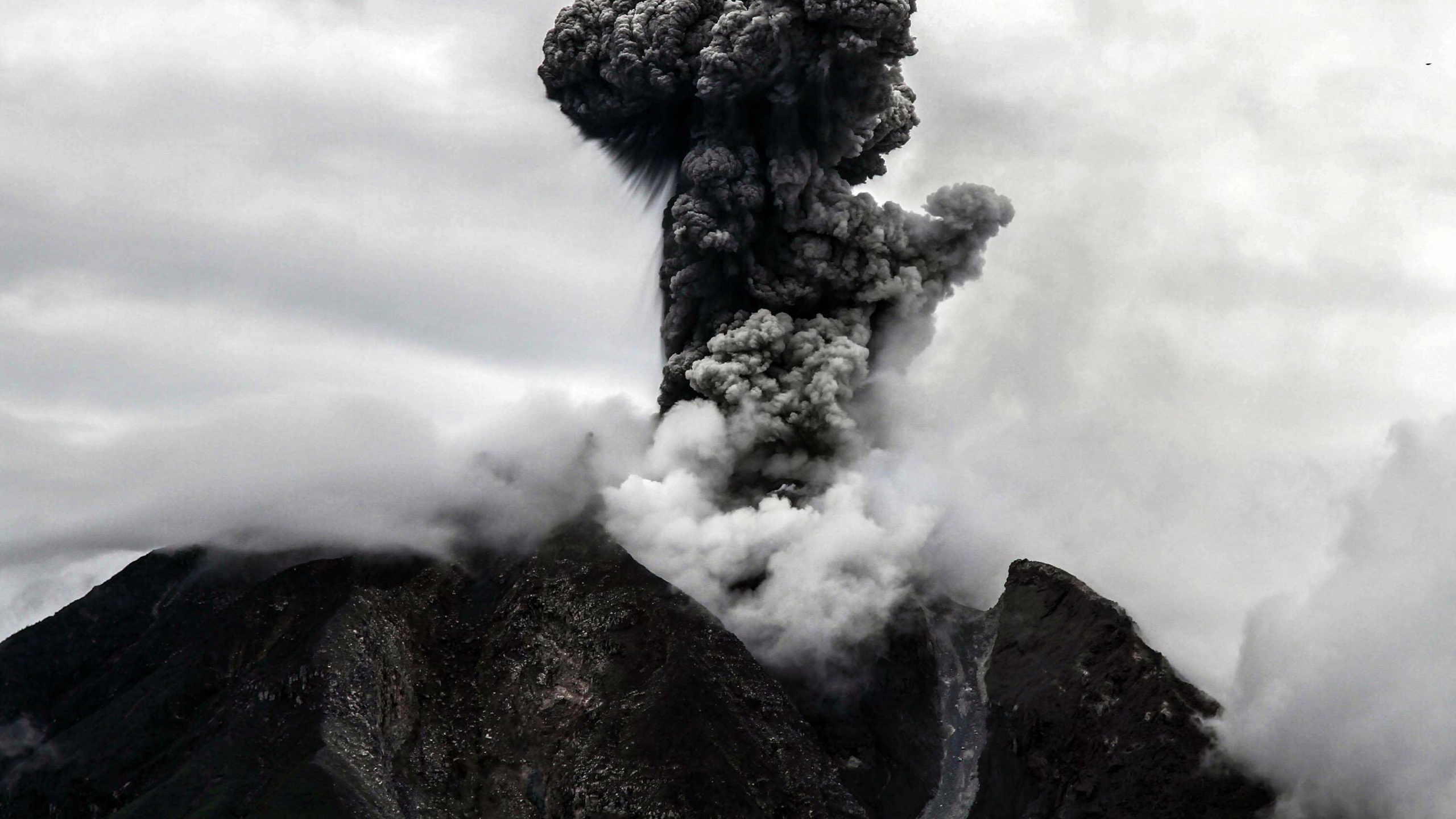 Обои Синабунг, вулкан, вулканический пепел, типы вулканических извержений, вулканического рельефа в разрешении 2560x1440