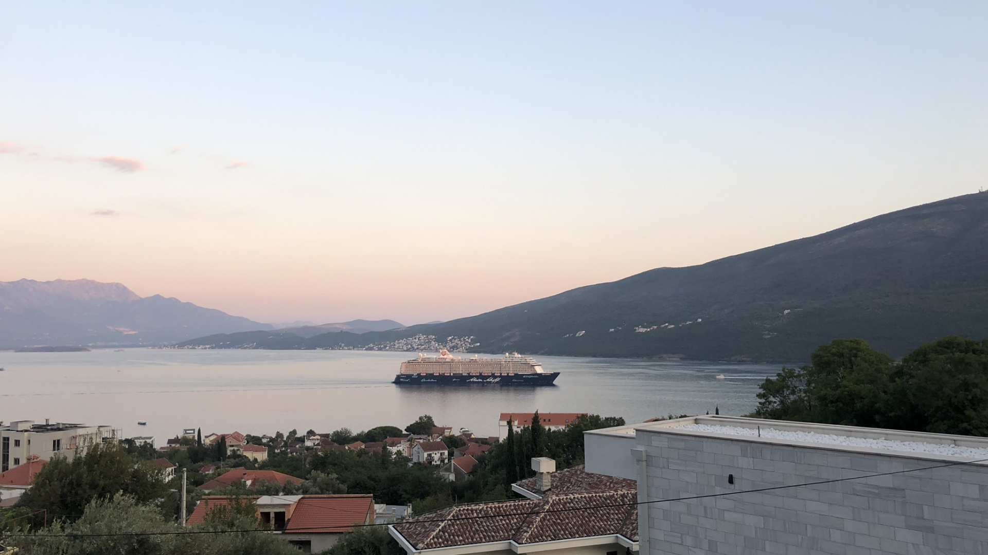 Обои вода, фьорд, недвижимость, горный рельеф, нагорье в разрешении 1920x1080