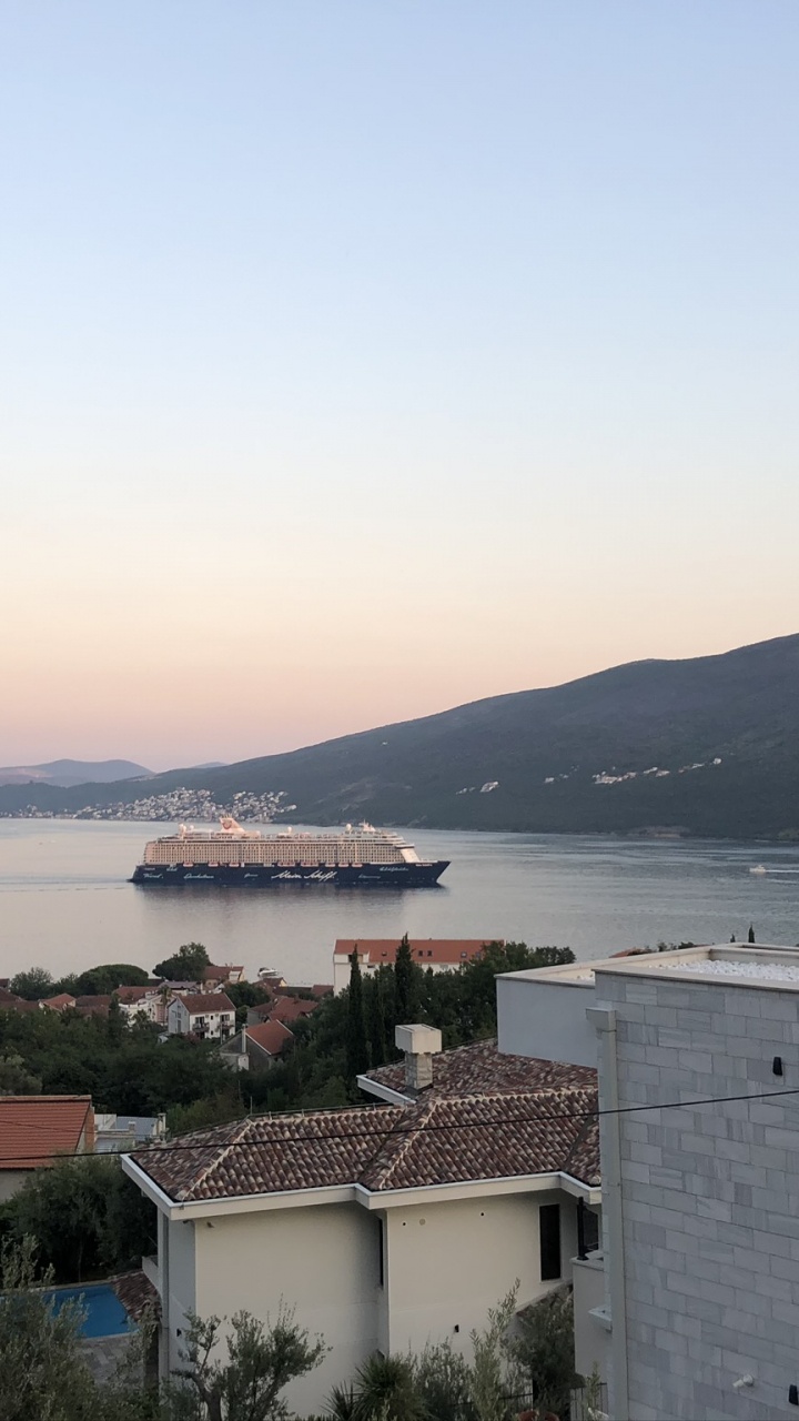 Обои вода, фьорд, недвижимость, горный рельеф, нагорье в разрешении 720x1280