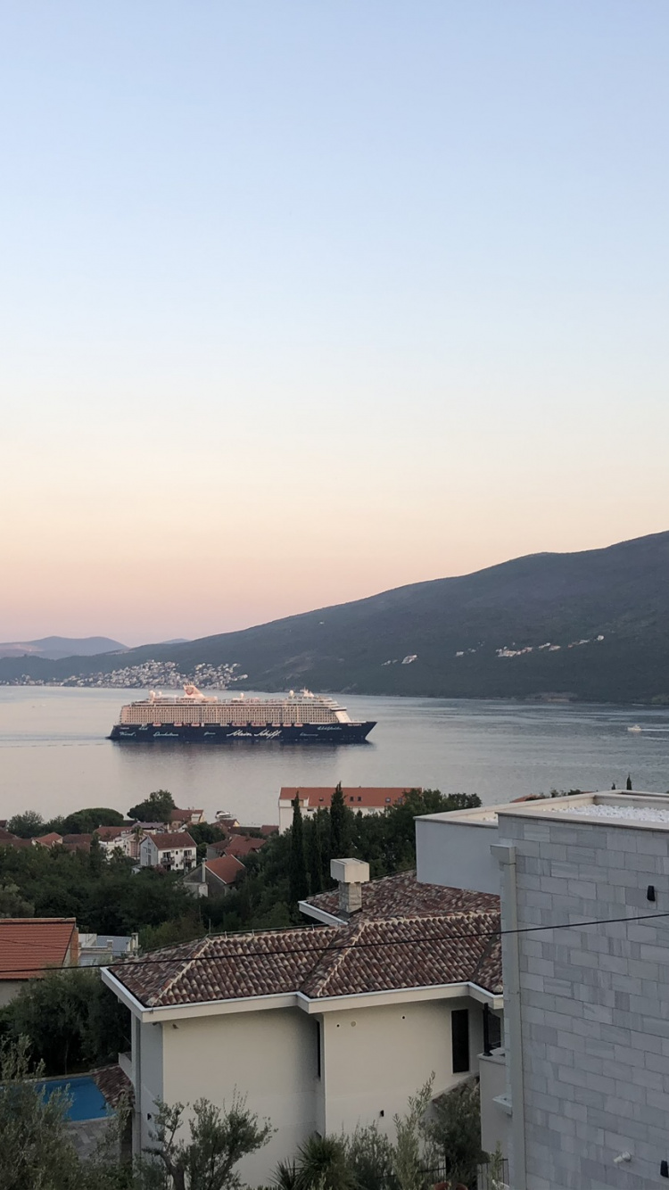 Обои вода, фьорд, недвижимость, горный рельеф, нагорье в разрешении 750x1334