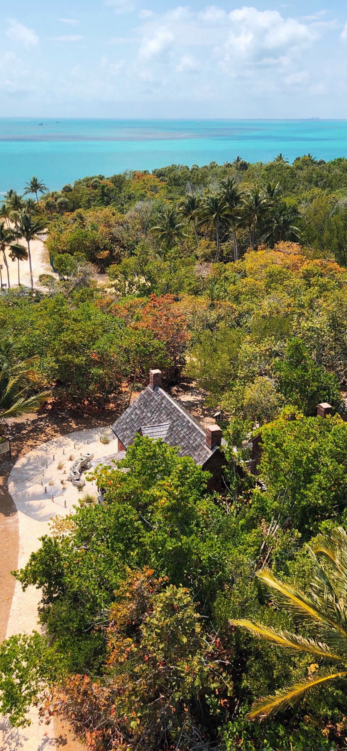 Обои море, побережье, океан, пляж, плащ в разрешении 1125x2436