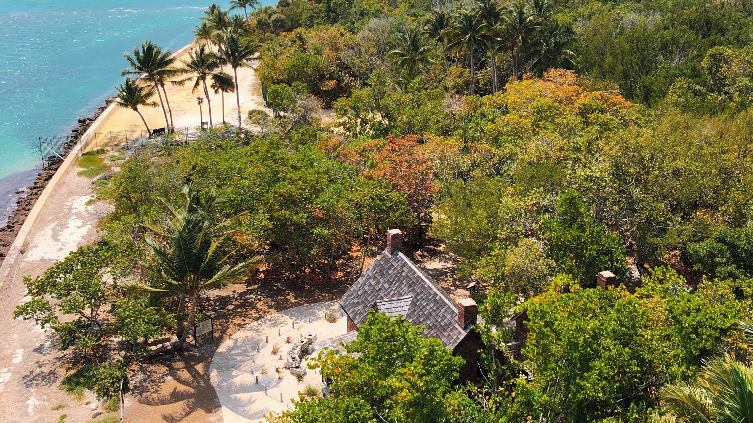 Обои море, побережье, океан, пляж, плащ в разрешении 2560x1440