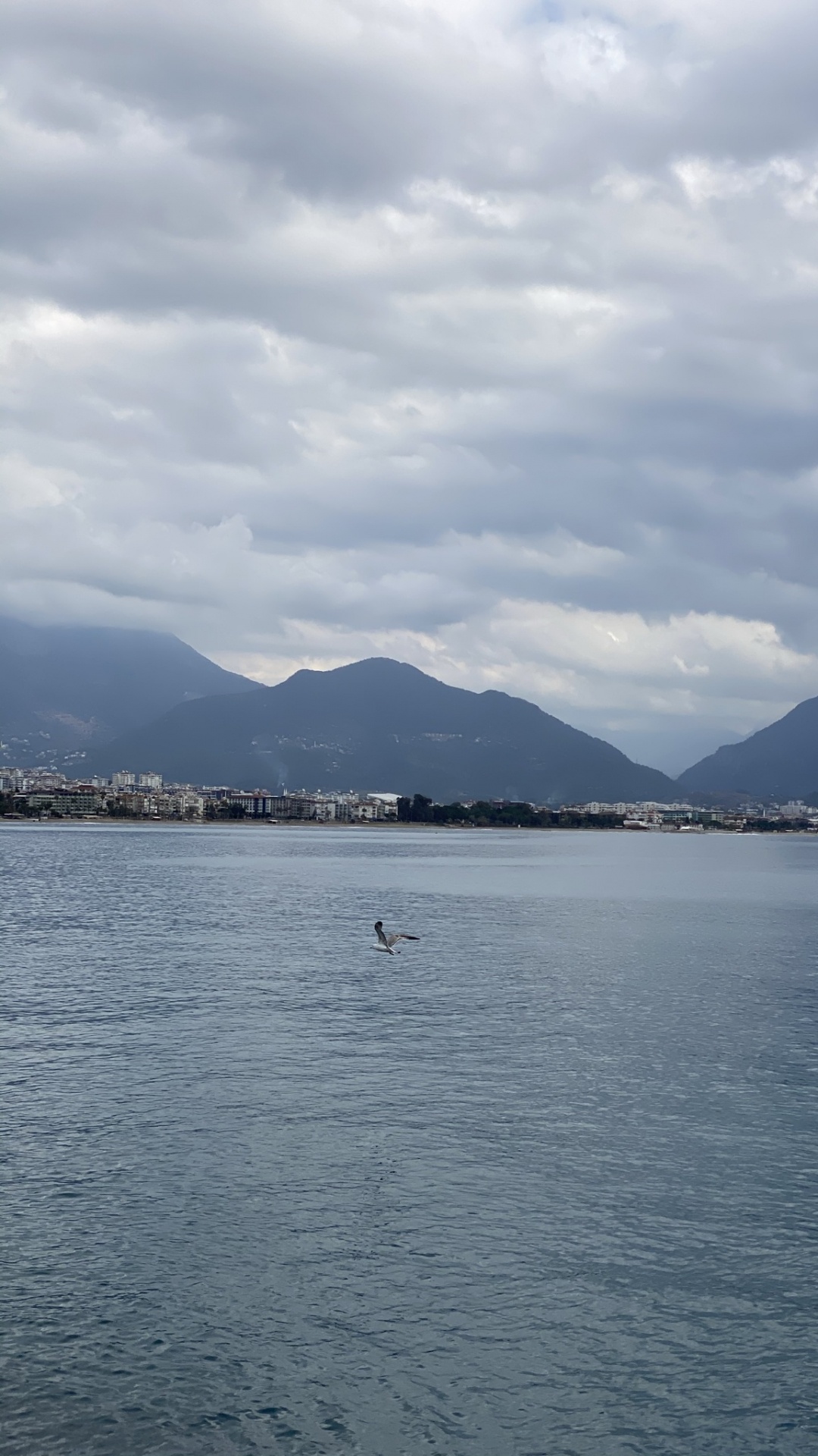 Обои облако, вода, гидроресурсы, гора, озеро в разрешении 1080x1920