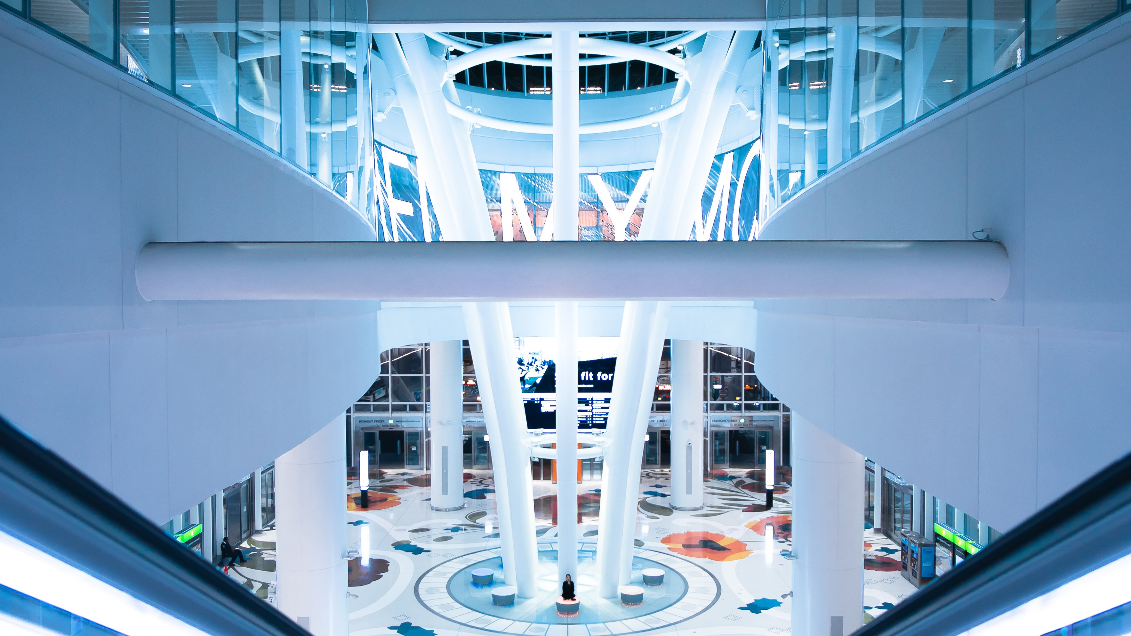 Обои здание, симметрия, потолок, архитектура, город в разрешении 3840x2160