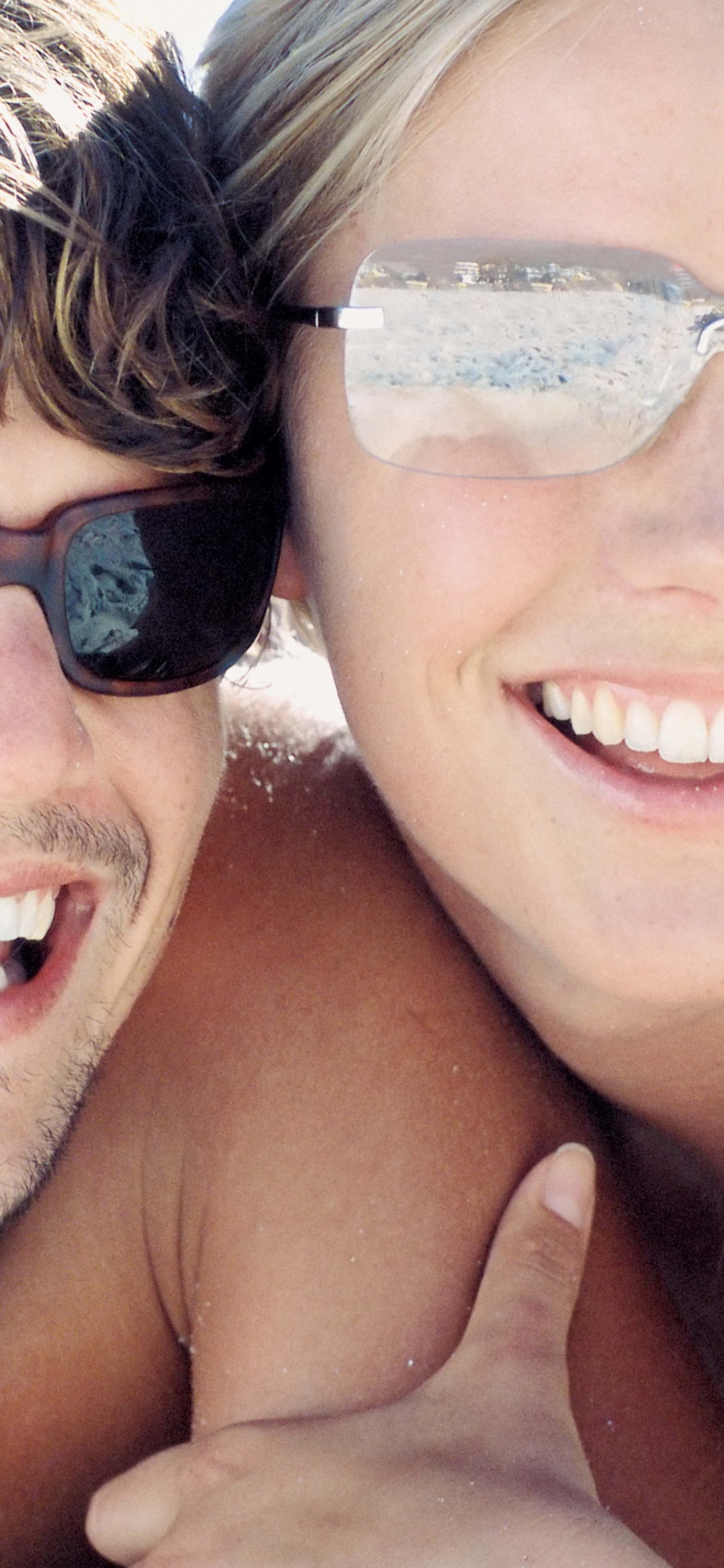 Обои смех, забава, объятие, веселье, селфи в разрешении 1125x2436