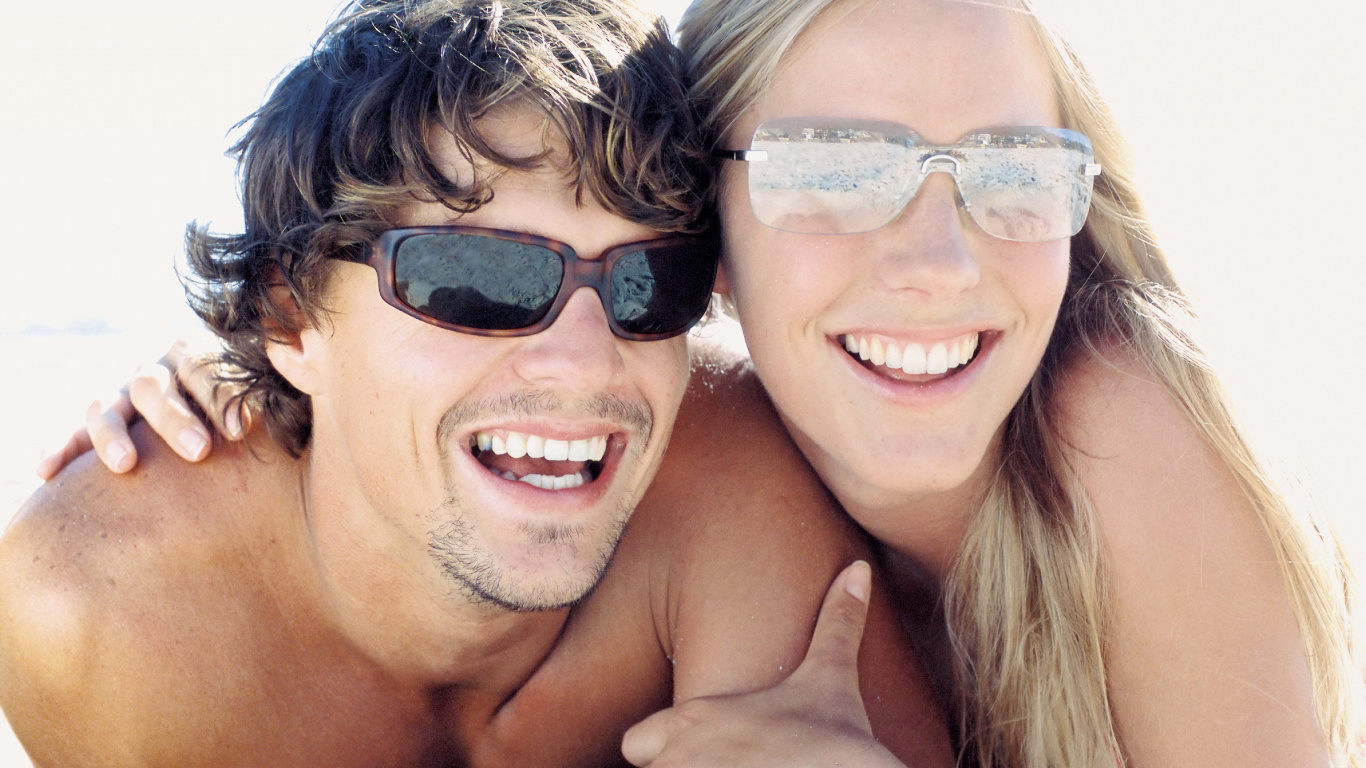 Обои смех, забава, объятие, веселье, селфи в разрешении 1366x768