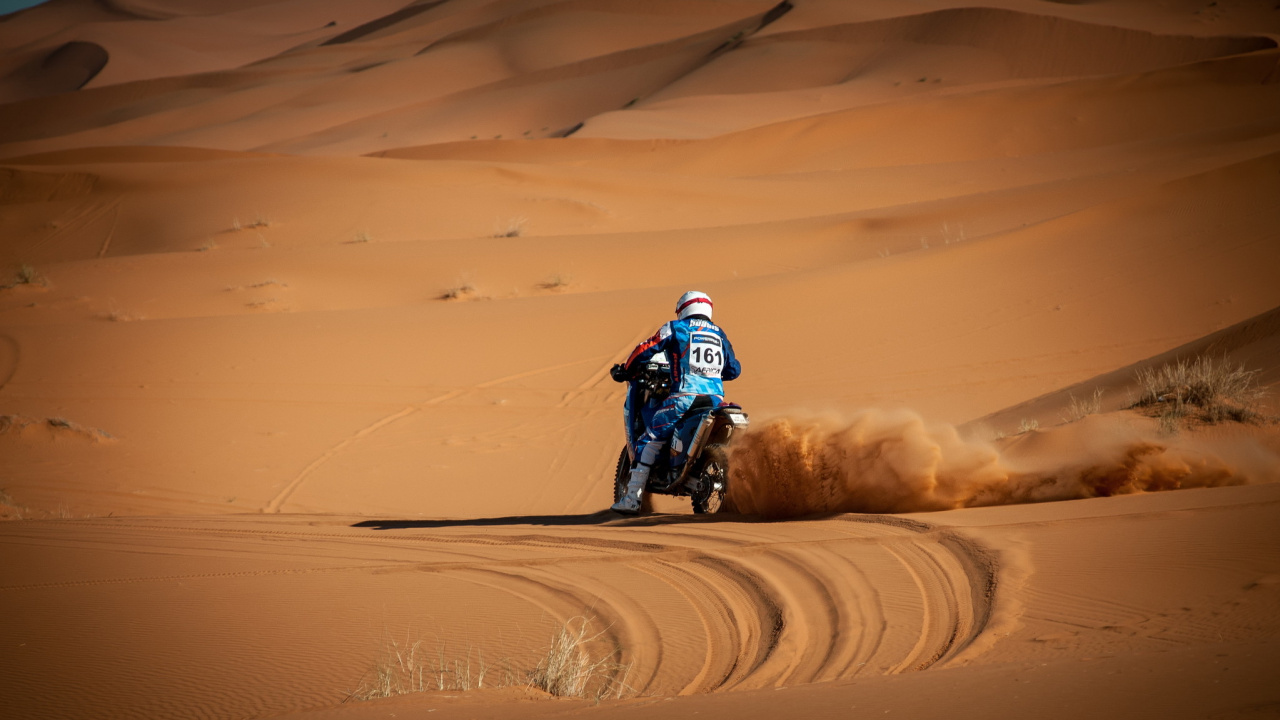 Обои мотоцикл, пустыня, песок, эрг, окружающая среда в разрешении 1280x720
