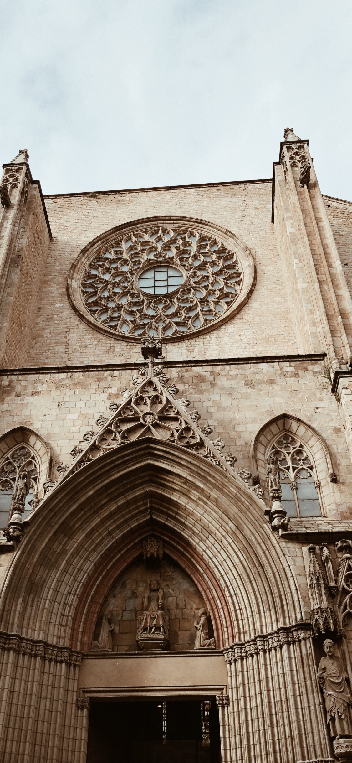 Обои Санта-Мария-дель-Мар, средневековье, Базилика Санта-Мария-дель-Мар, средневековая архитектура, архитектура в разрешении 1125x2436