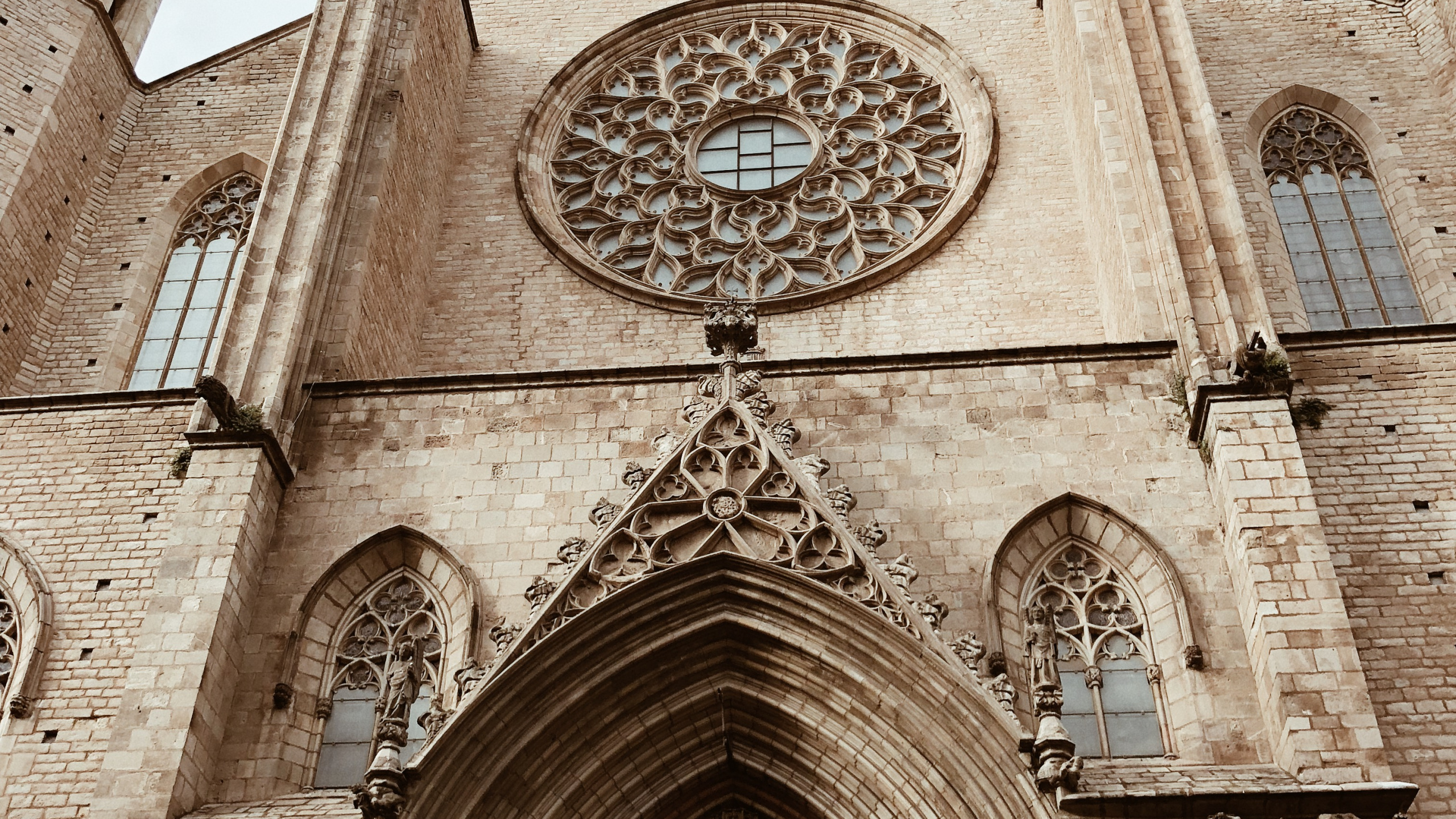 Обои Санта-Мария-дель-Мар, средневековье, Базилика Санта-Мария-дель-Мар, средневековая архитектура, архитектура в разрешении 2560x1440