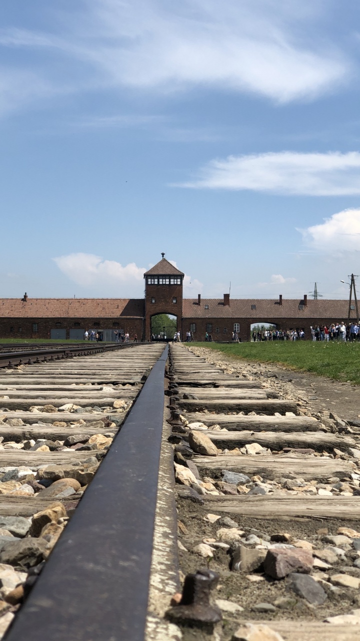 Обои Освенцим, крыша, почва, кучевое облако, булыжник в разрешении 720x1280