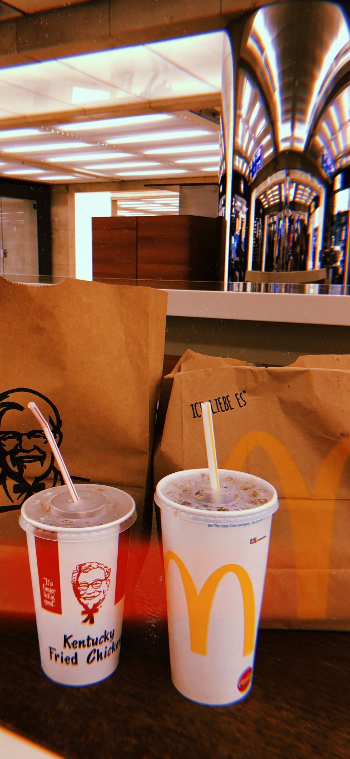 Обои Кентукки жареный цыпленок, В KFC, кофейня, соломинка, потолок в разрешении 1125x2436