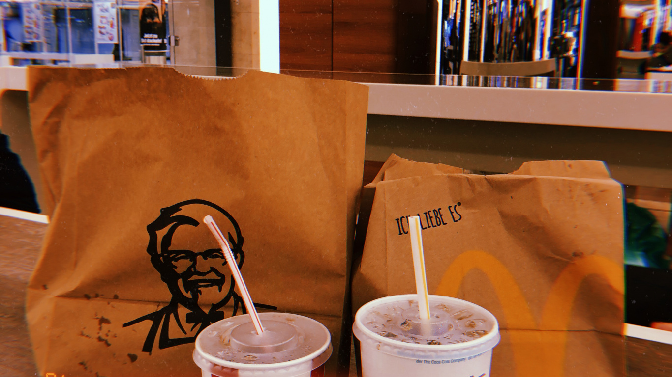 Обои Кентукки жареный цыпленок, В KFC, кофейня, соломинка, потолок в разрешении 1366x768