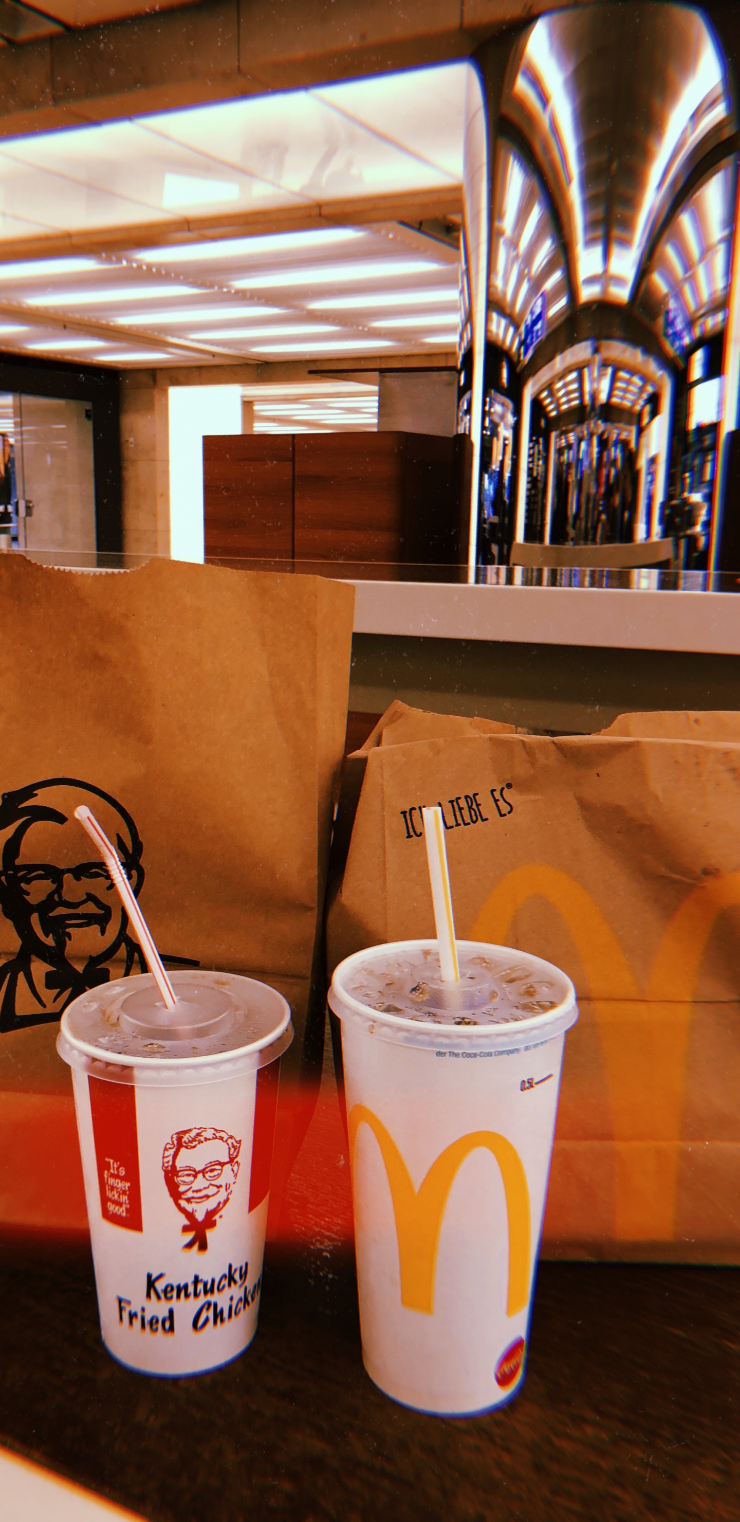 Обои Кентукки жареный цыпленок, В KFC, кофейня, соломинка, потолок в разрешении 1440x2960