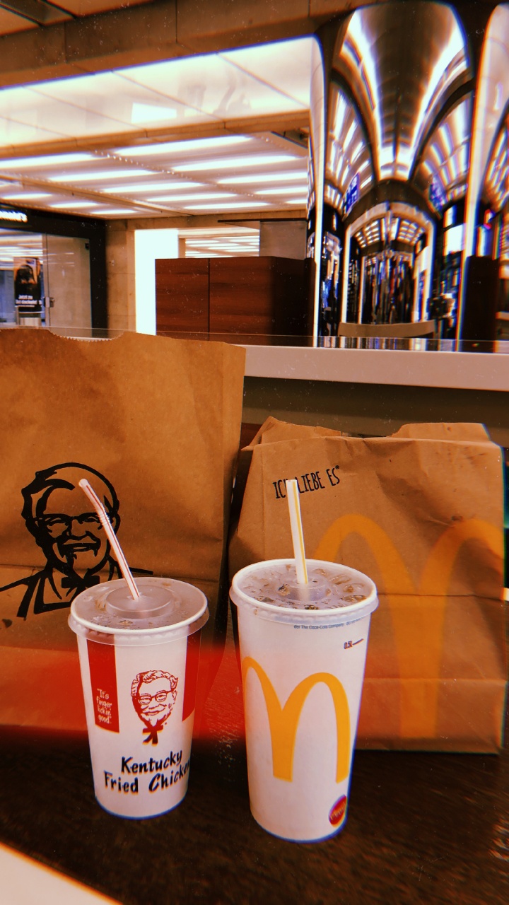 Обои Кентукки жареный цыпленок, В KFC, кофейня, соломинка, потолок в разрешении 720x1280