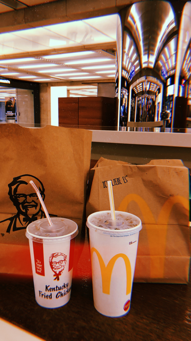 Обои Кентукки жареный цыпленок, В KFC, кофейня, соломинка, потолок в разрешении 750x1334