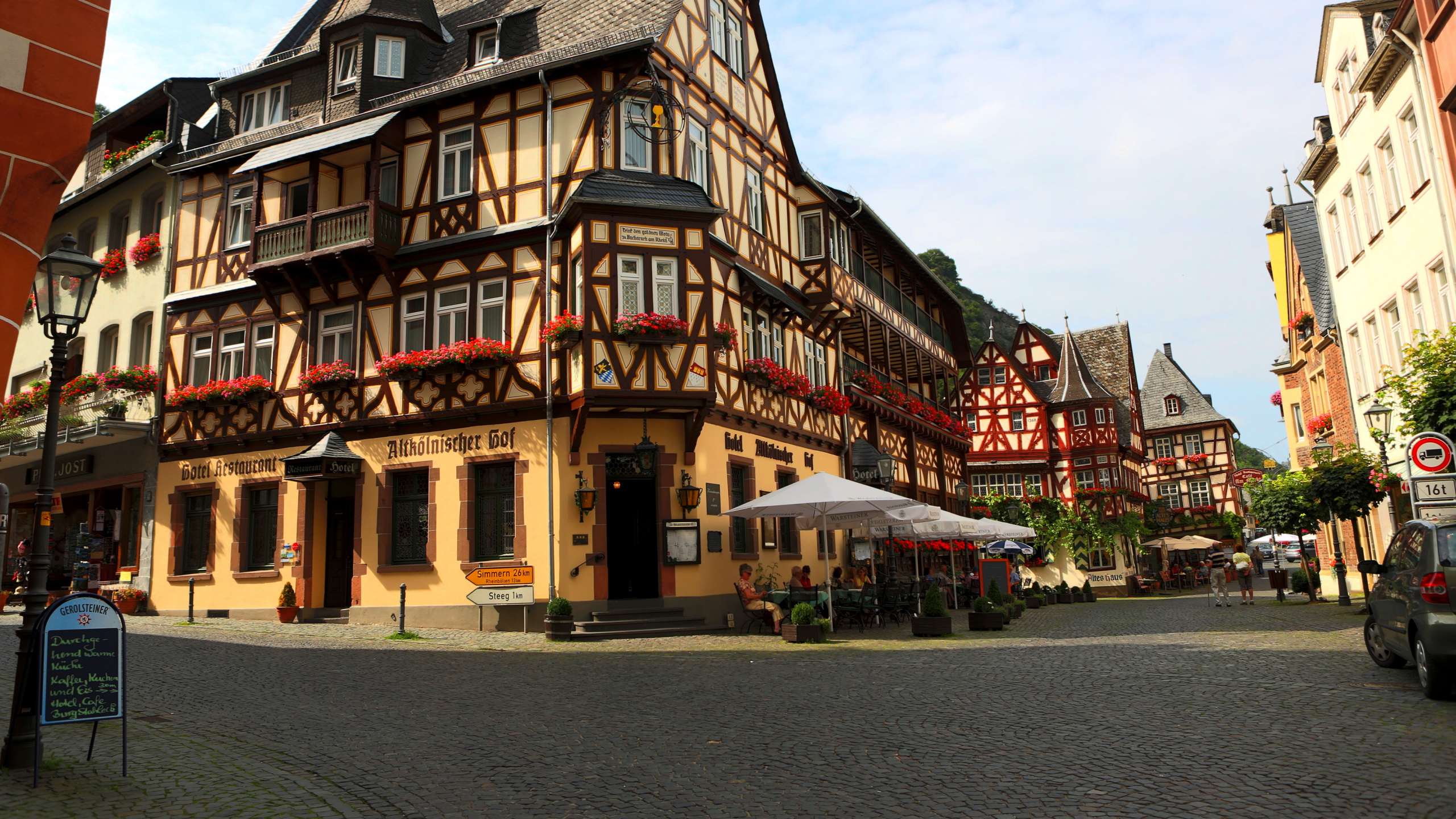 Обои городок, соседство, здание, город, улица в разрешении 2560x1440