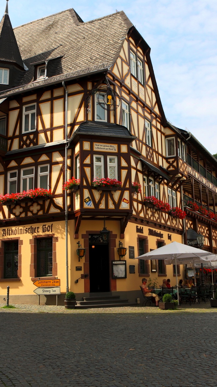 Обои городок, соседство, здание, город, улица в разрешении 720x1280