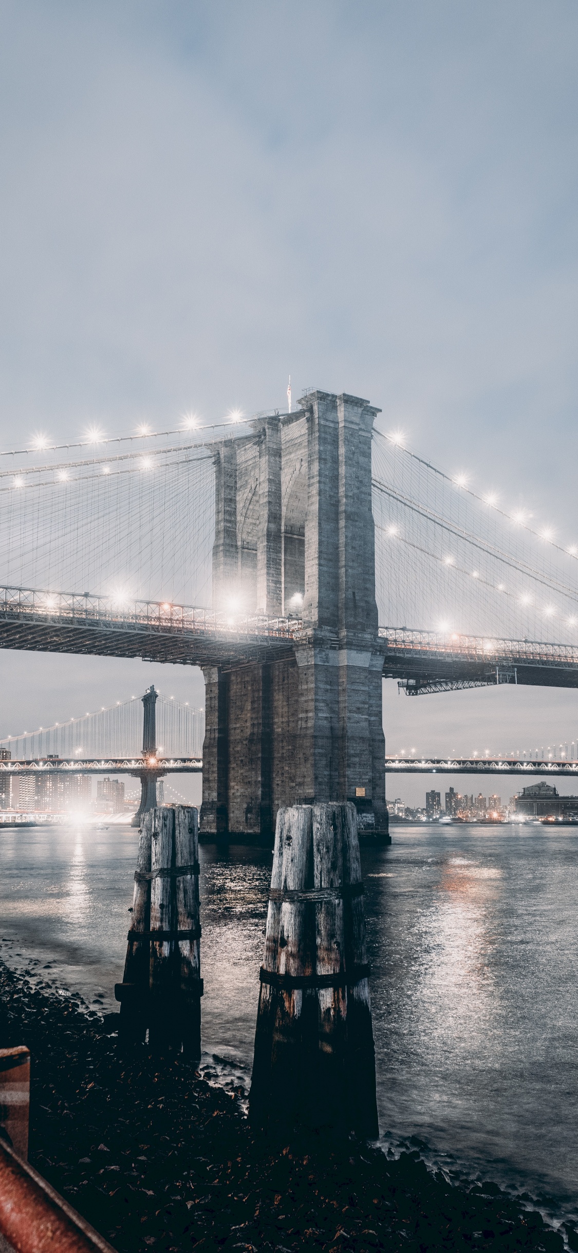 Обои манхэттенский мост, Бруклинский мост, вода, мост, городской район в разрешении 1125x2436