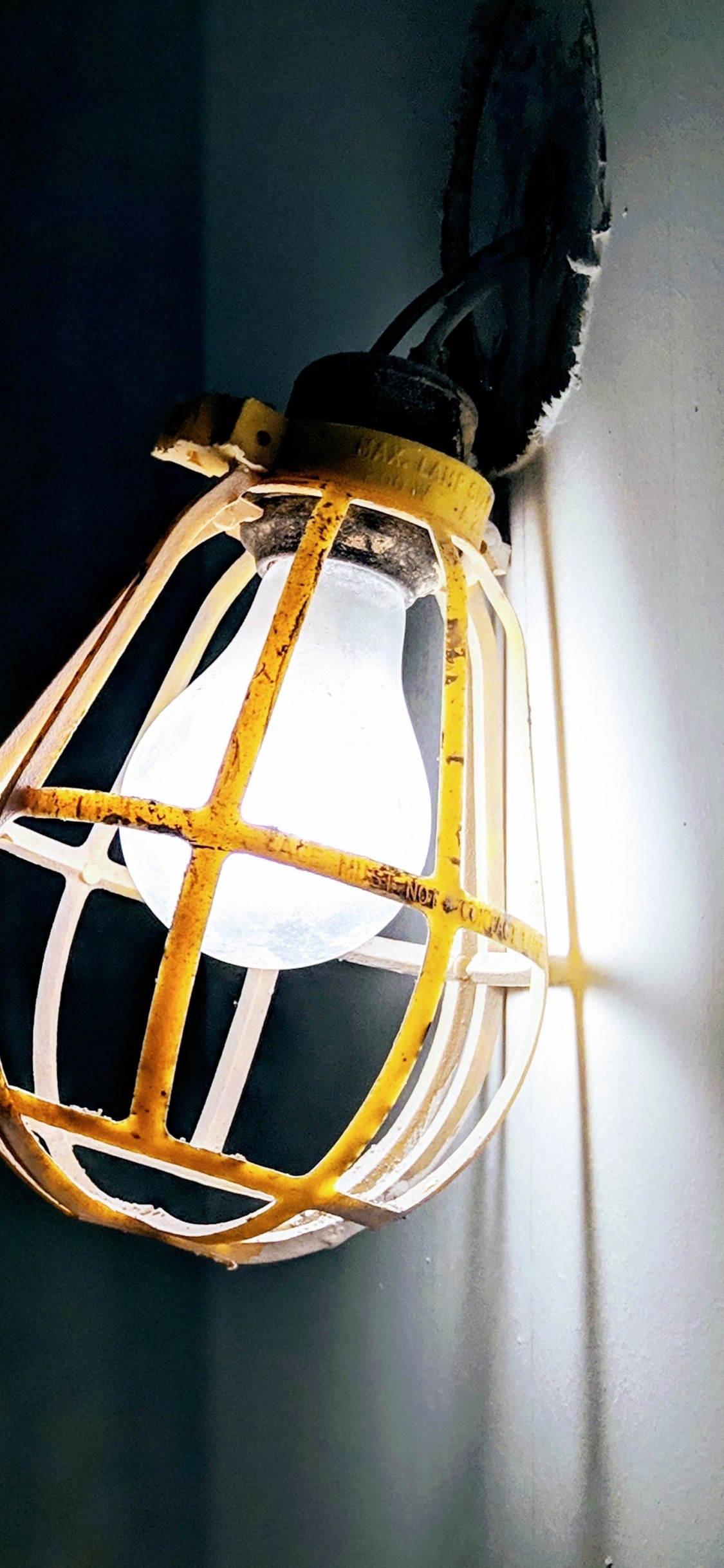 Обои освещение, Лампа накаливания, Лампа, желтый, осветительная арматура в разрешении 1125x2436