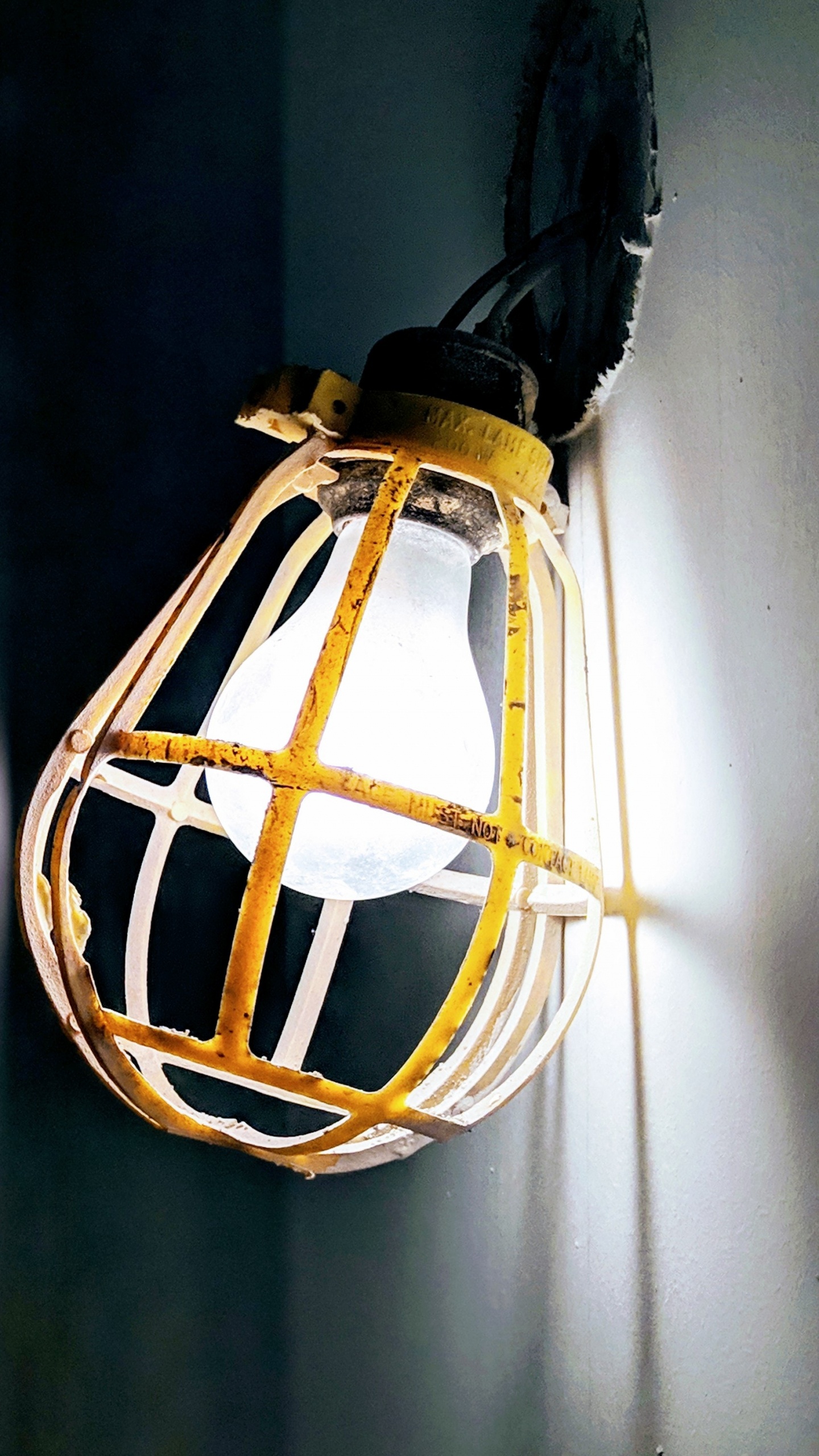 Обои освещение, Лампа накаливания, Лампа, желтый, осветительная арматура в разрешении 1440x2560