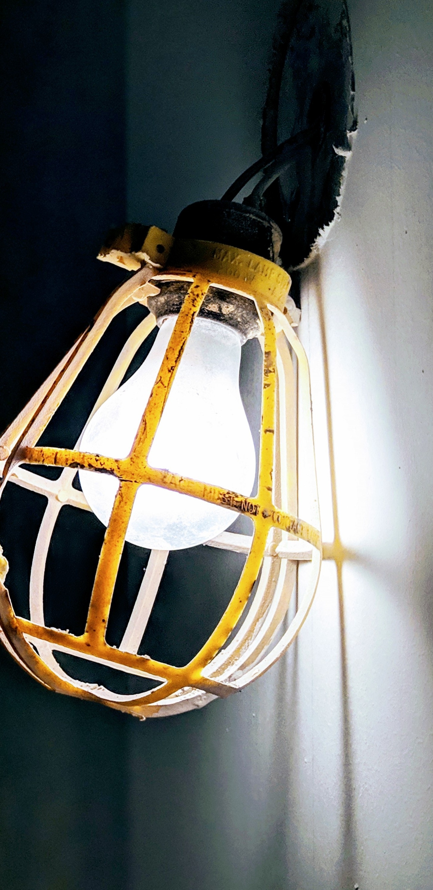 Обои освещение, Лампа накаливания, Лампа, желтый, осветительная арматура в разрешении 1440x2960