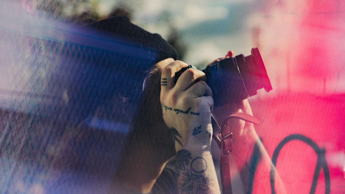 Обои камера, красный цвет, синий, розовый, свет в разрешении 1366x768