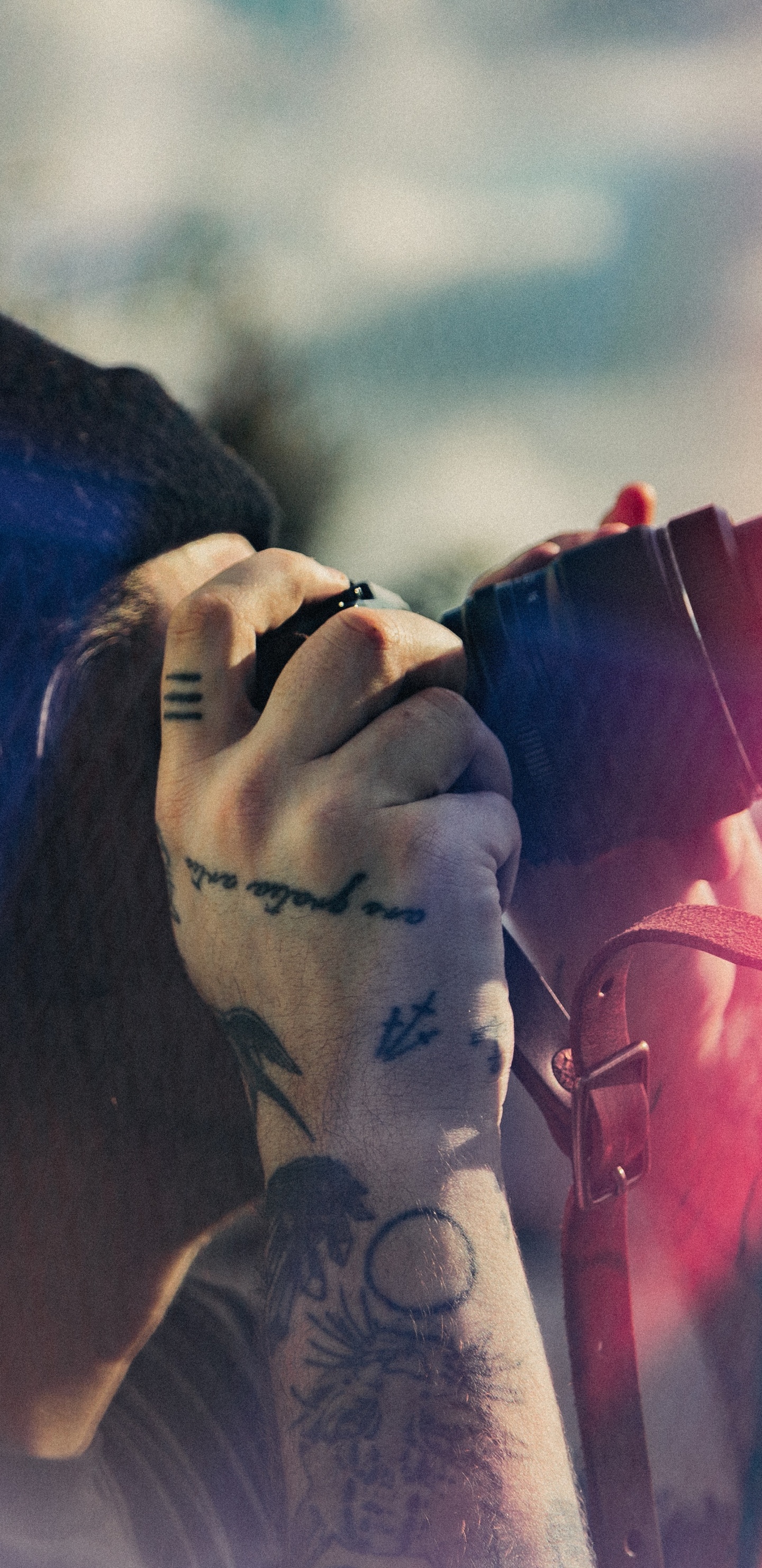 Обои камера, красный цвет, синий, розовый, свет в разрешении 1440x2960