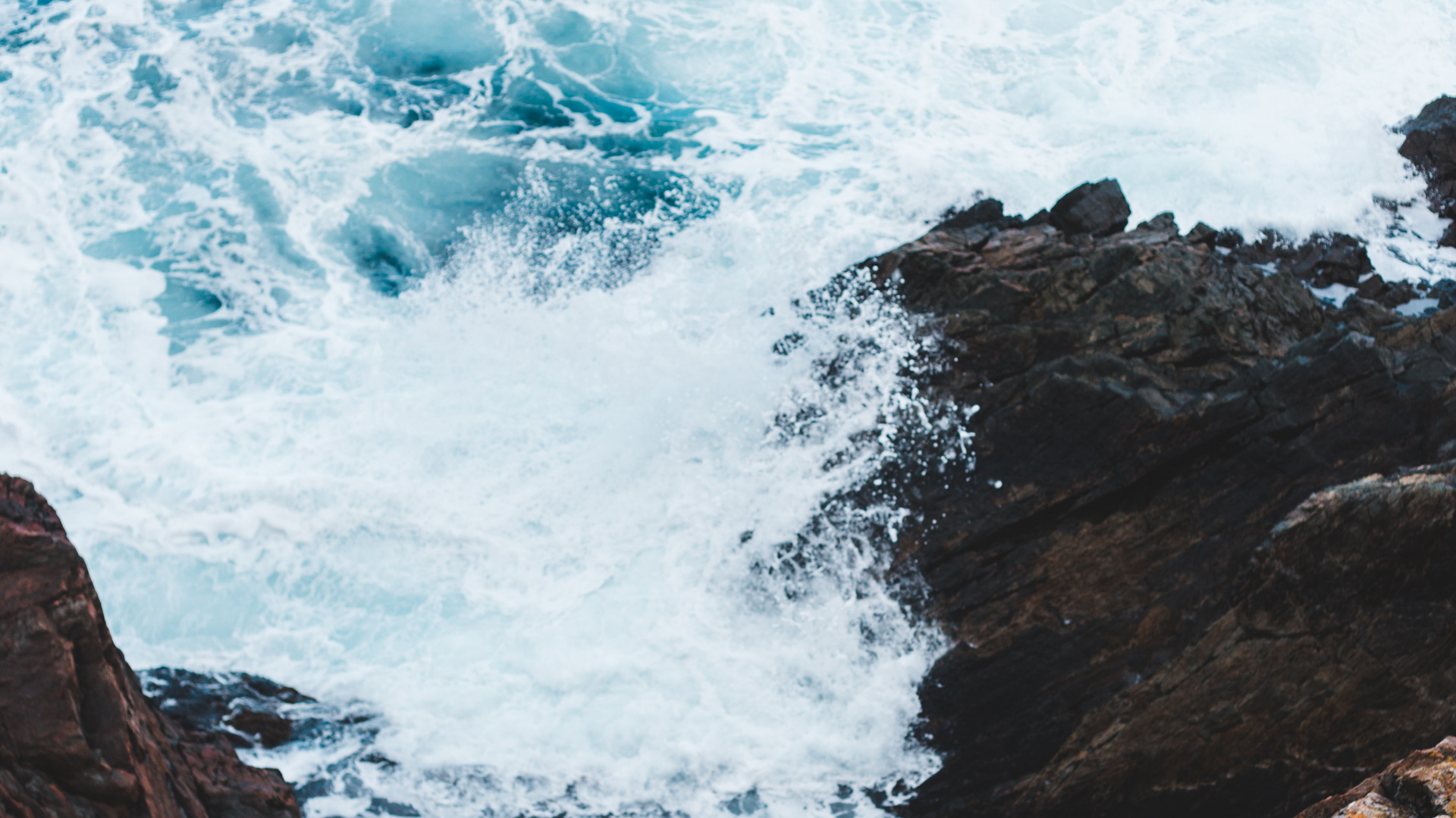 Обои море, вода, волна, синий, рок в разрешении 1920x1080