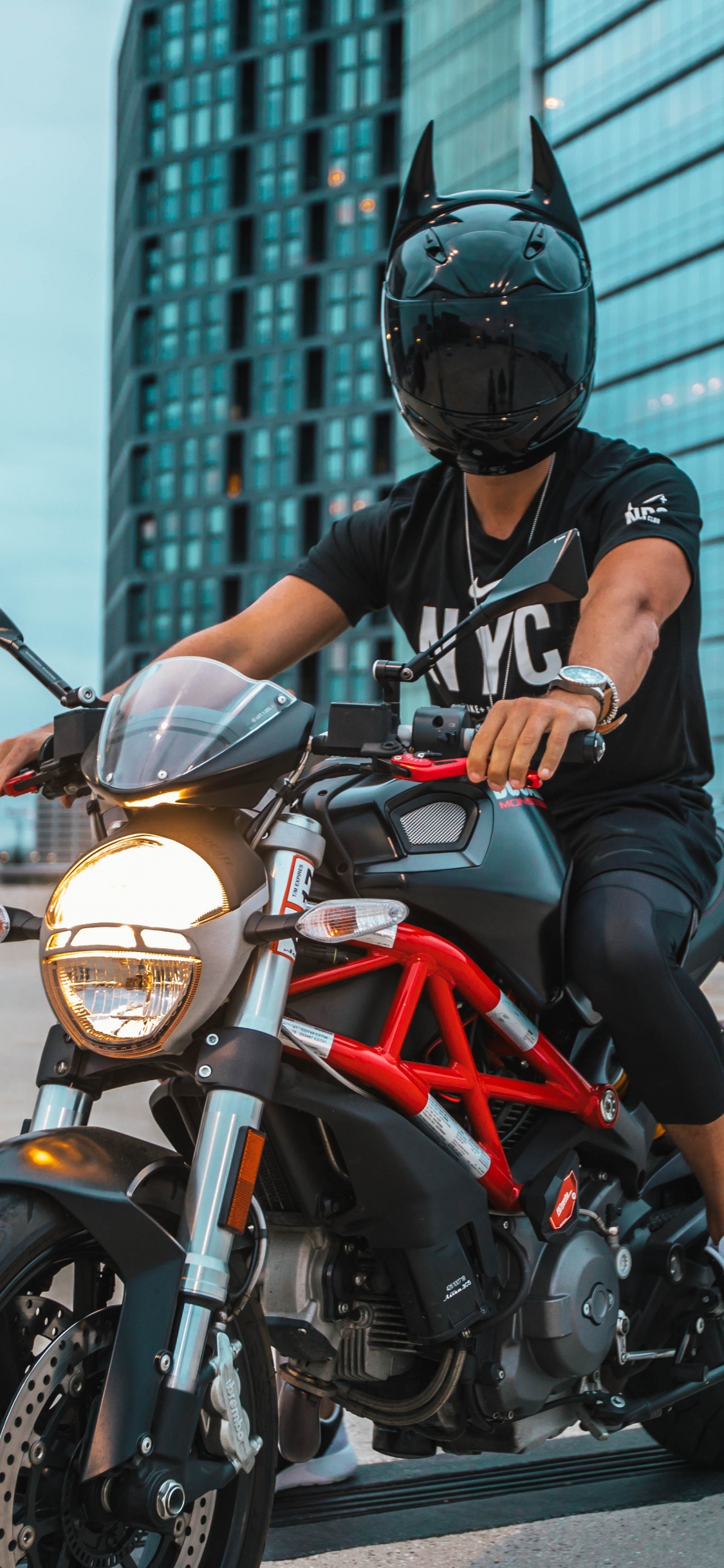 Обои мотоцикл, мотоспорт, каскадер, авто, Чоппер в разрешении 1125x2436