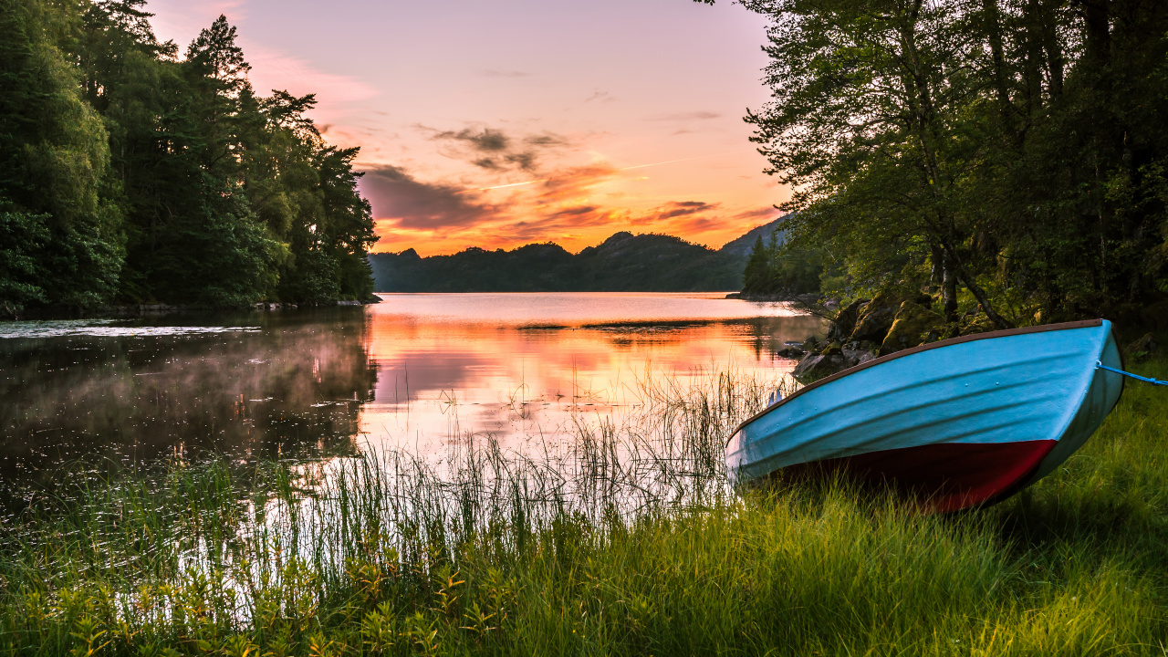Обои лодка, Банк, озеро, вода, растение в разрешении 1280x720