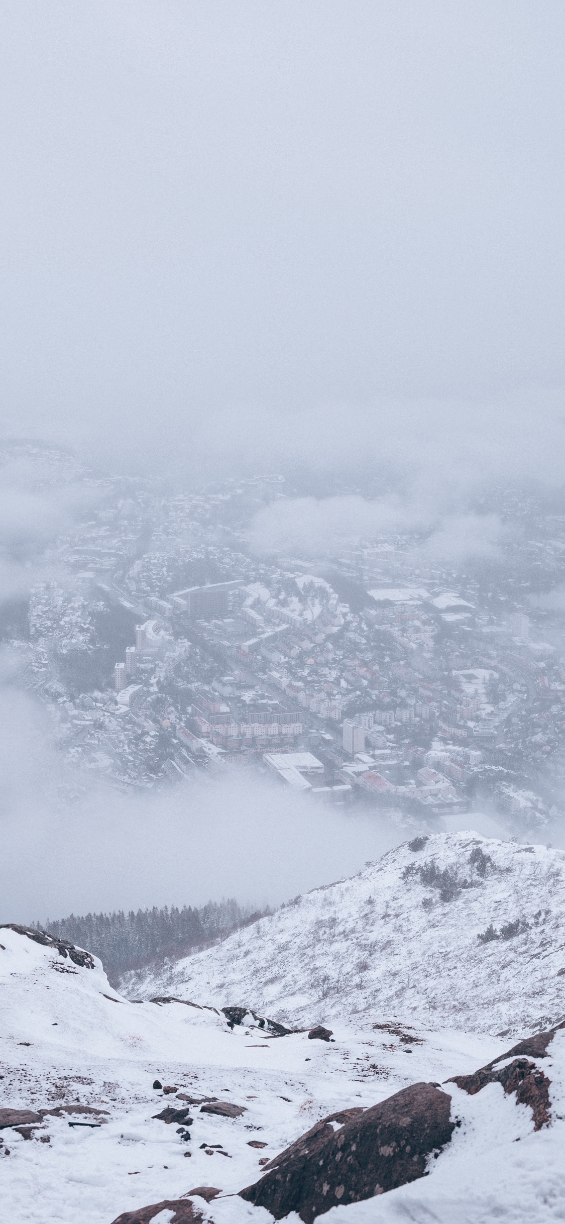 Обои замораживание, снег, угрюмость, горный рельеф, Упал в разрешении 1125x2436