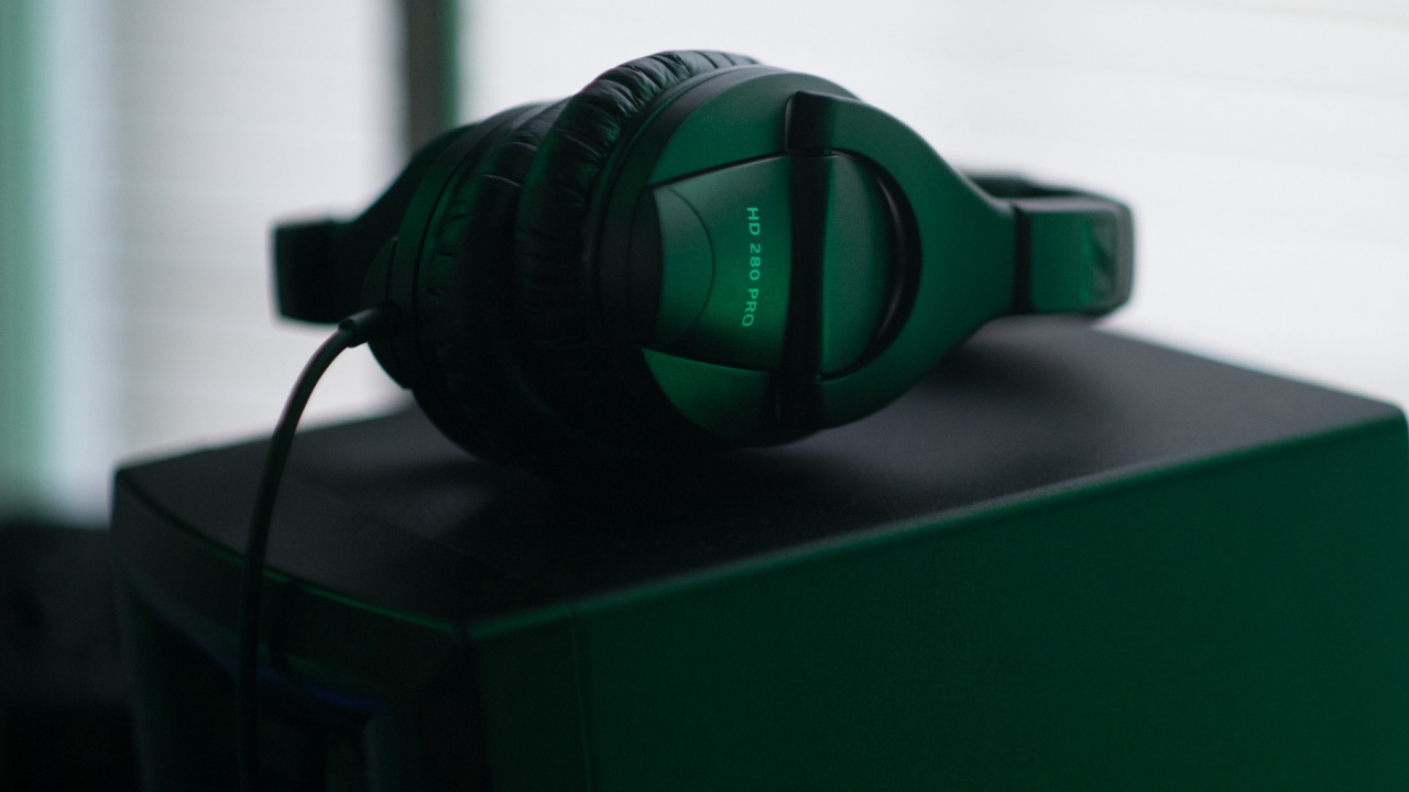 Обои наушники, гаджет, звуковое оборудование, технологии, электронное устройство в разрешении 1280x720