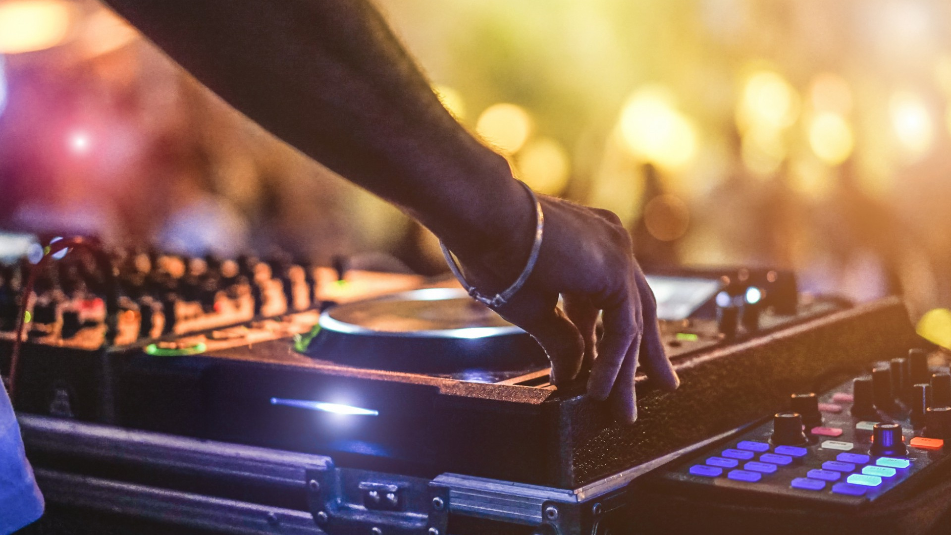 Обои диск жокей, диджей, Золотой Производств, ночной клуб, музыка в разрешении 1920x1080