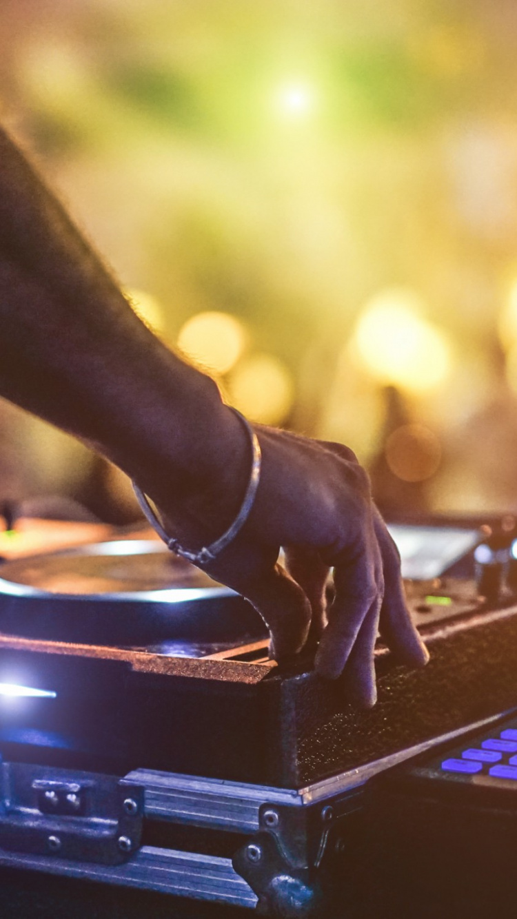 Обои диск жокей, диджей, Золотой Производств, ночной клуб, музыка в разрешении 750x1334