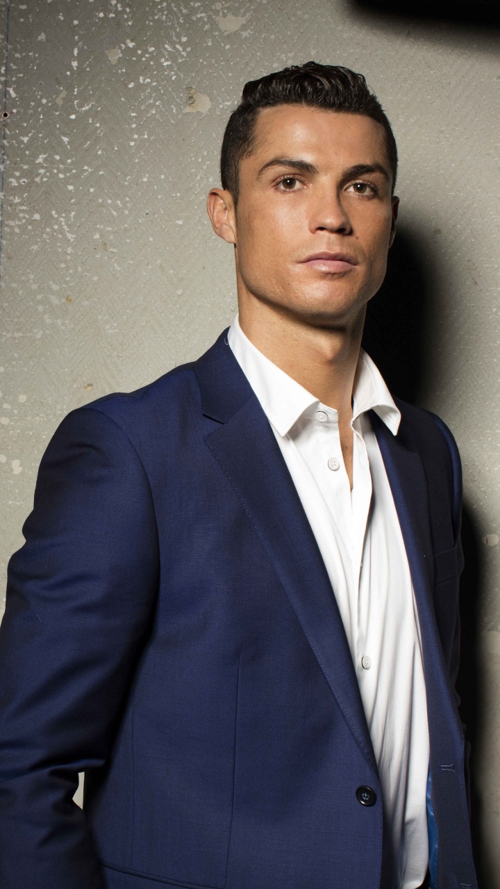 Обои Кристиано Роналдо, Ювентус ФК, официальная одежда, фэшн, лоб в разрешении 720x1280