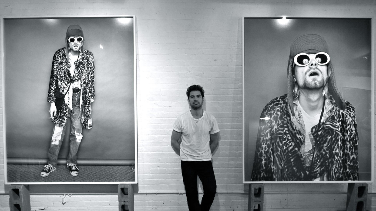 Обои нирвана, белые, черный, стояние, артист в разрешении 1280x720