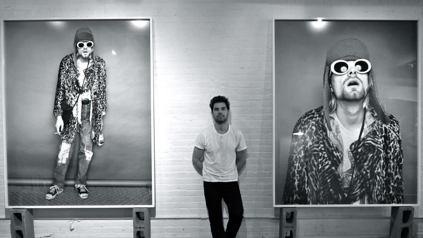 Обои нирвана, белые, черный, стояние, артист в разрешении 1366x768