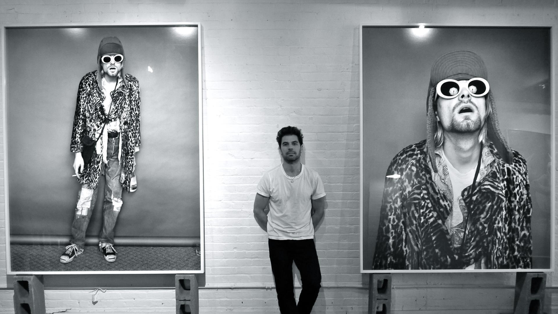 Обои нирвана, белые, черный, стояние, артист в разрешении 1920x1080